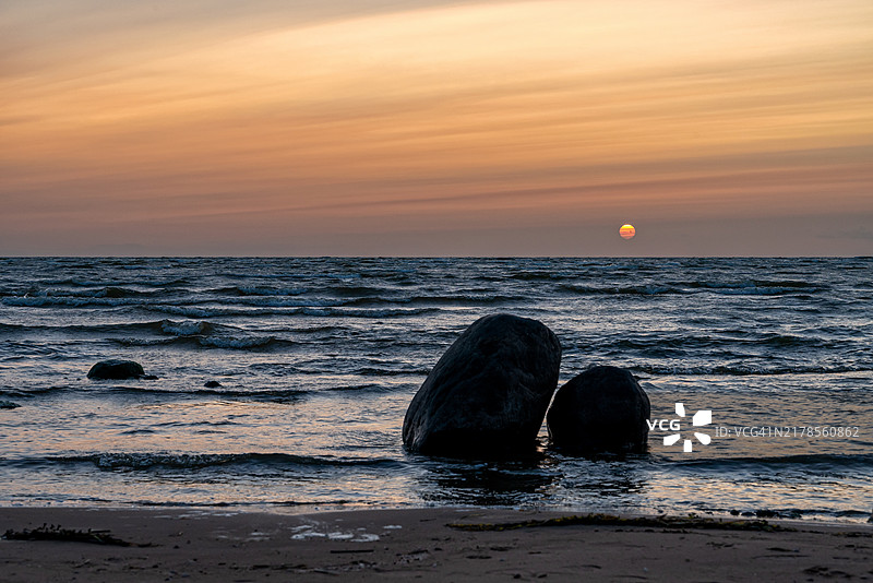 普斯科夫地区佩伊普斯湖的夏季日落图片素材