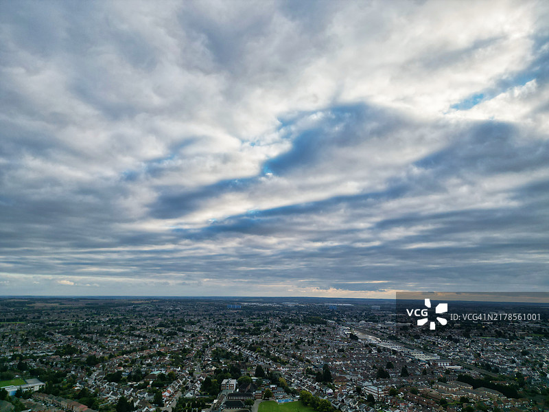 英格兰卢顿市在多云寒冷的日落时分图片素材