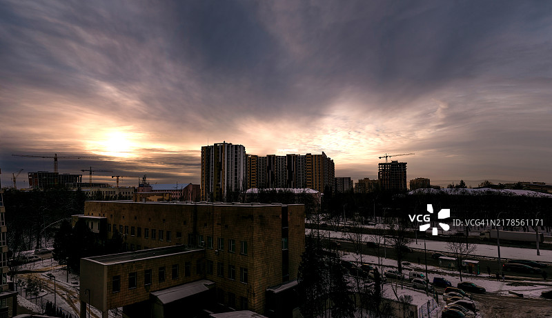 日落时分的城市景观，乌克兰图片素材