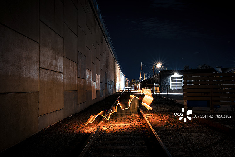 夜晚的空旷火车站月台，丹佛，科罗拉多州，美国图片素材