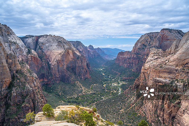 美国犹他州锡安国家公园天使降临步道上的锡安峡谷风光图片素材