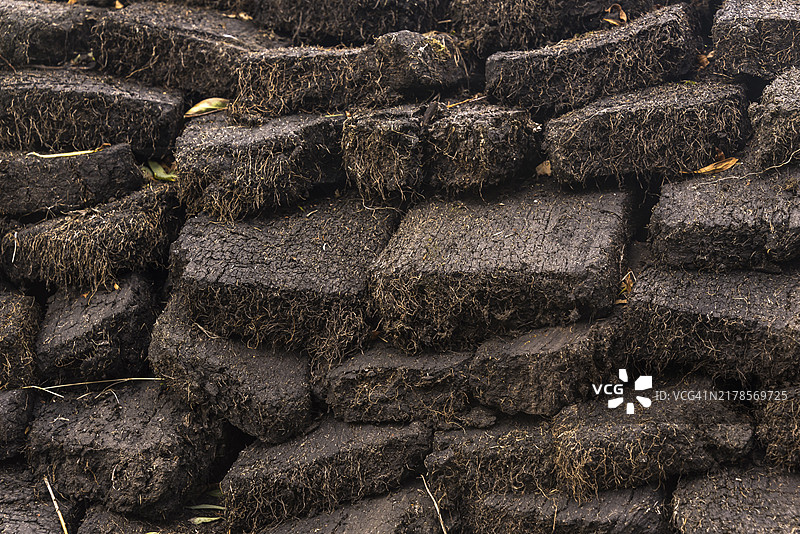 苏格兰高地Durness高架沼泽中堆叠的泥炭图片素材
