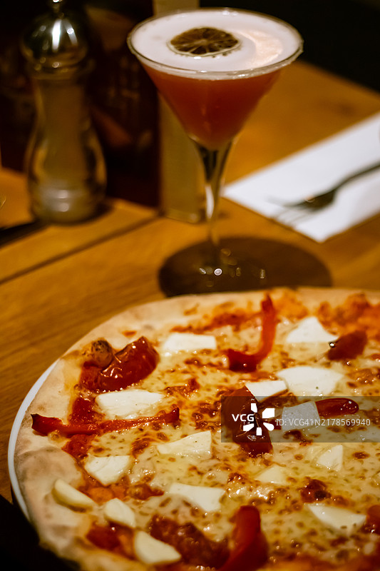 山羊奶酪和红椒披萨与鸡尾酒图片素材