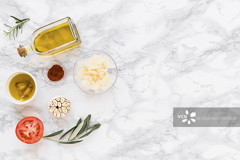 白色大理石背景上的各种配料图片素材