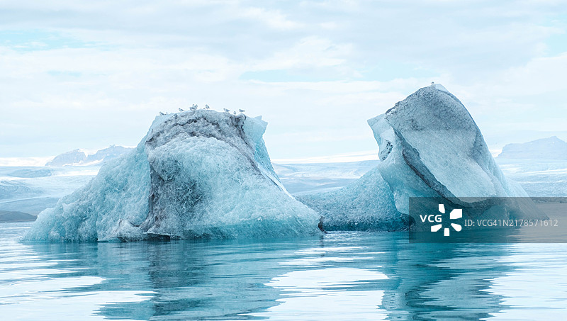 冰岛南部，冰冻海面与天空的美丽景色图片素材