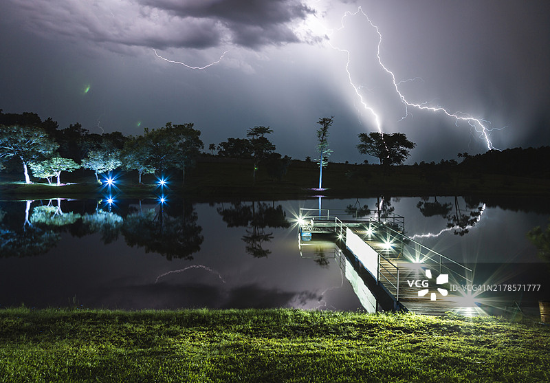 夜空下湖泊的美丽景色图片素材
