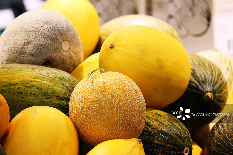市场摊位上出售的蜜瓜特写图片素材