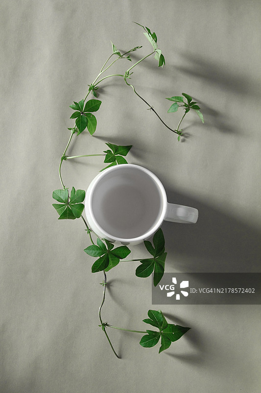 高角度视图的茶杯与茶叶放在桌子上图片素材