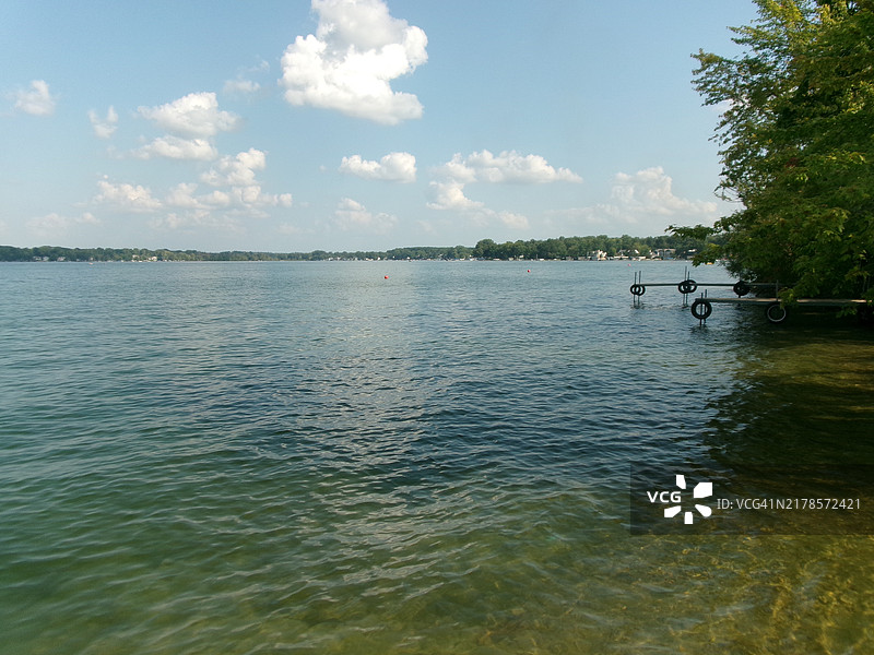 印第安纳州卡尔弗的湖泊美景与天空相映图片素材
