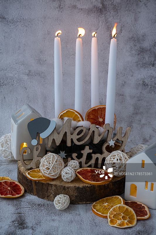 圣诞节假期前的传统四个降临周日历图片素材