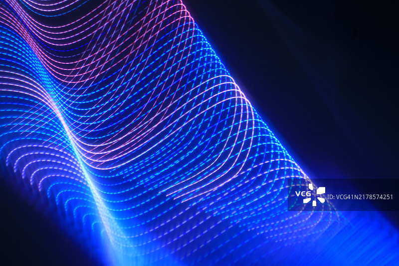 黑色背景下的光轨特写图片素材