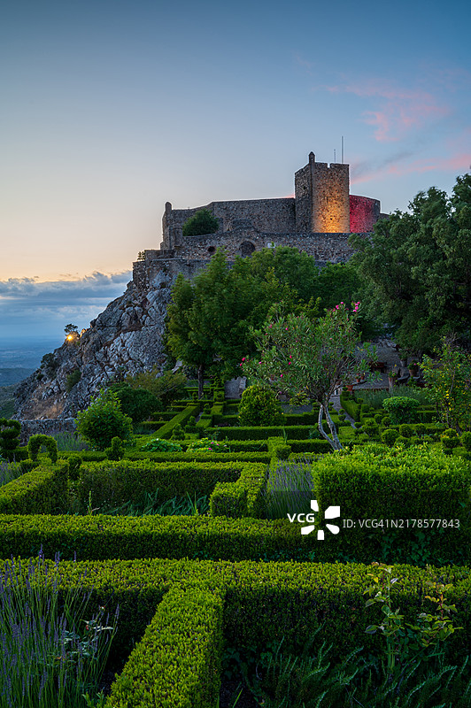 阿连特茹一个小而迷人的村庄马尔瓦城堡的壮丽日落。全景风景。葡萄牙的美丽地标，拥有历史悠久的城墙和塔楼。图片素材