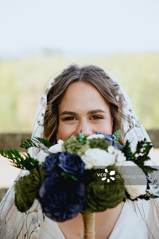 婚礼当天美丽的微笑新娘图片素材