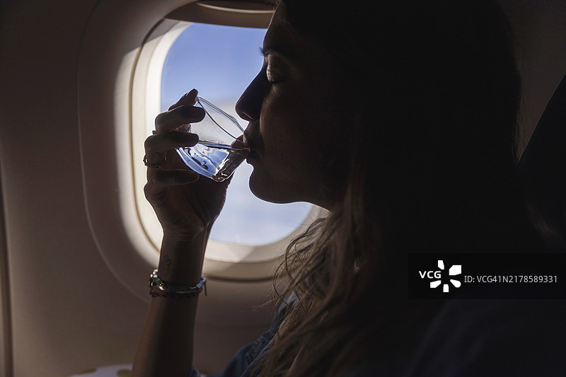 飞行中补水图片素材