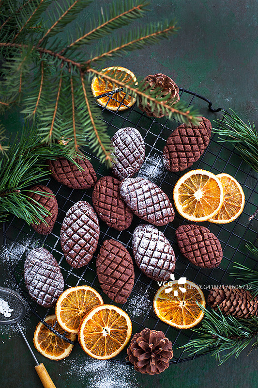 圣诞自制巧克力松果酥饼，糖粉装饰，节日新年顶视图图片素材