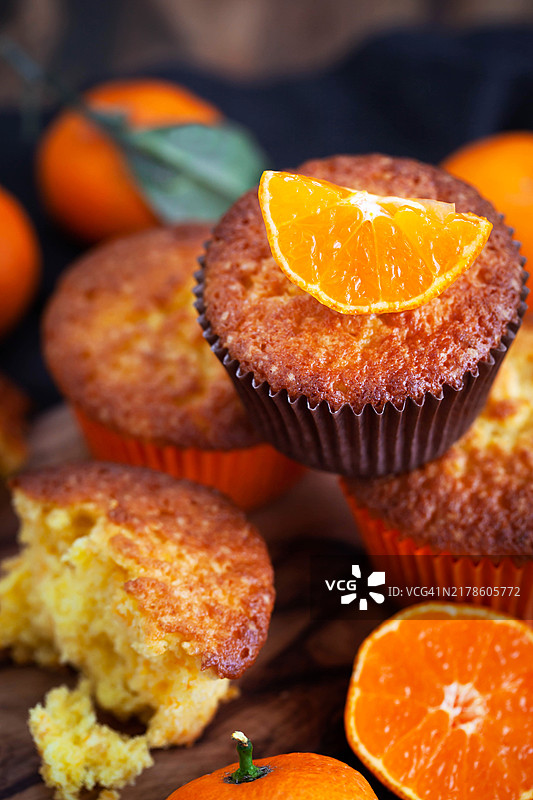 新鲜自制美味的橘子胡萝卜松饼图片素材