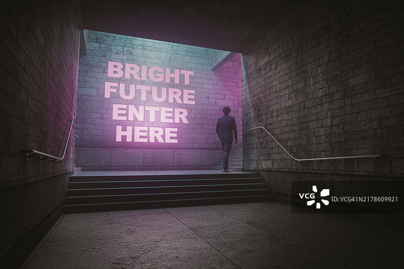 在地下通道行走的人图片素材