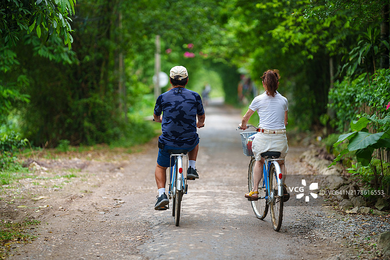 老年夫妇在越南乡村骑自行车图片素材