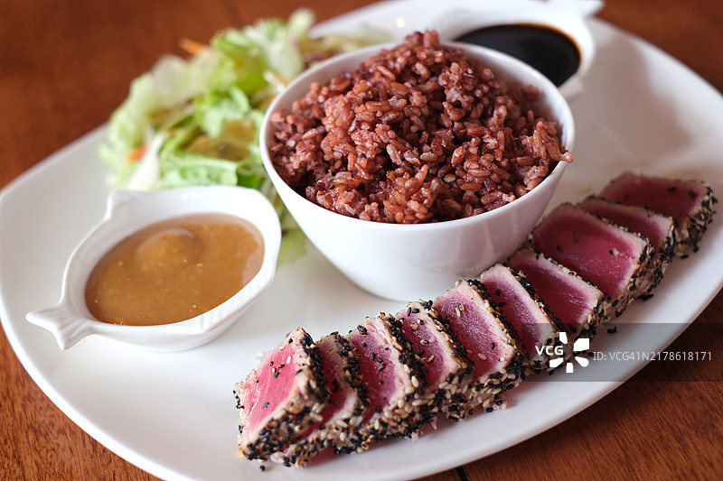 红米沙拉金枪鱼刺身图片素材