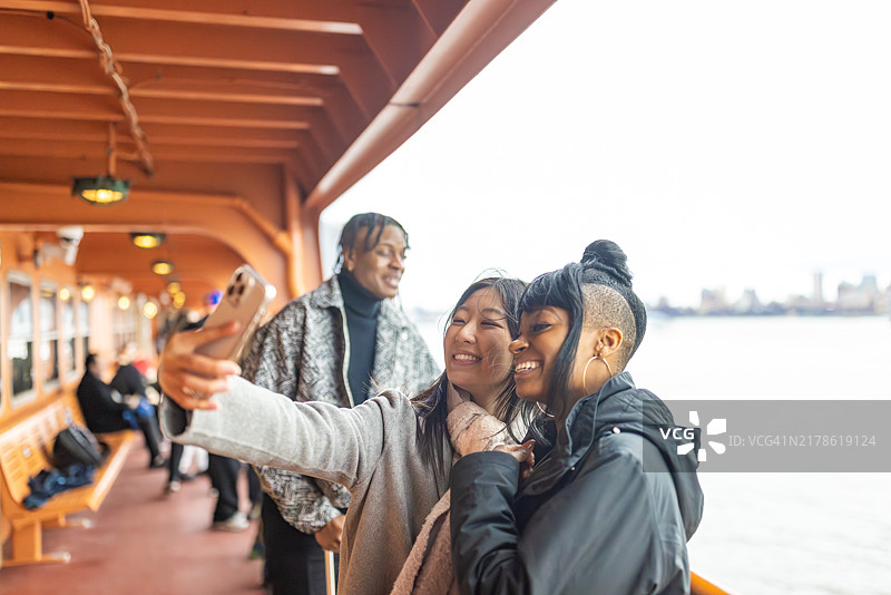 享受渡轮自拍的不同学生图片素材