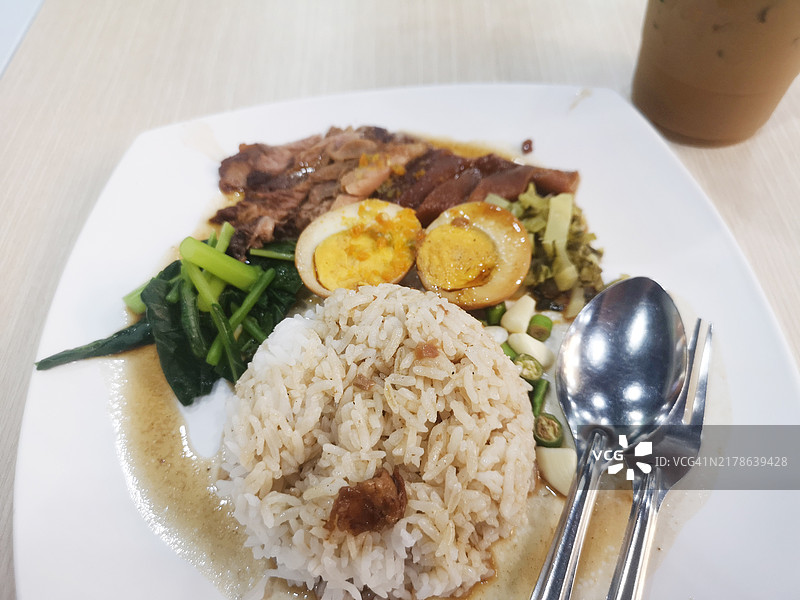 卤猪蹄配米饭和鸡蛋图片素材