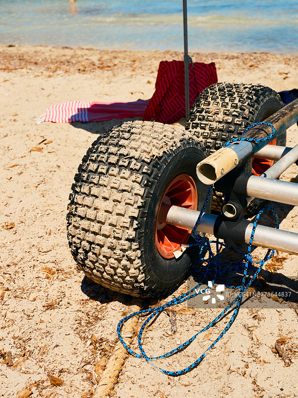 沙滩上的卡车巨轮图片素材