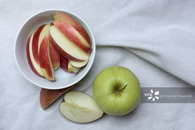 苹果和带皮苹果切片图片素材
