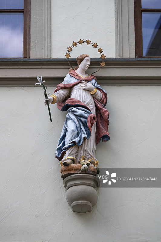 巴特基辛根一栋房屋上的圣人雕像，德国巴伐利亚州下弗兰肯图片素材