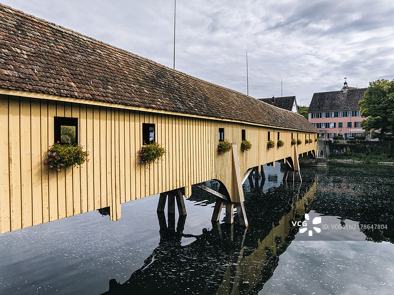 连接瑞士莱瑙市和德国阿尔滕堡市的莱茵河有盖桥鸟瞰图片素材