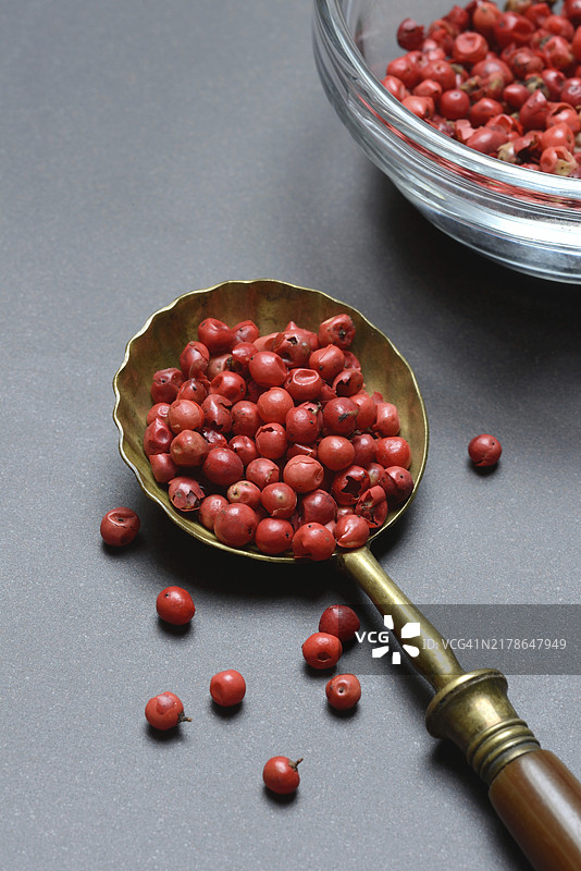 粉红胡椒浆果，勺子里的红辣椒，肖乳香图片素材