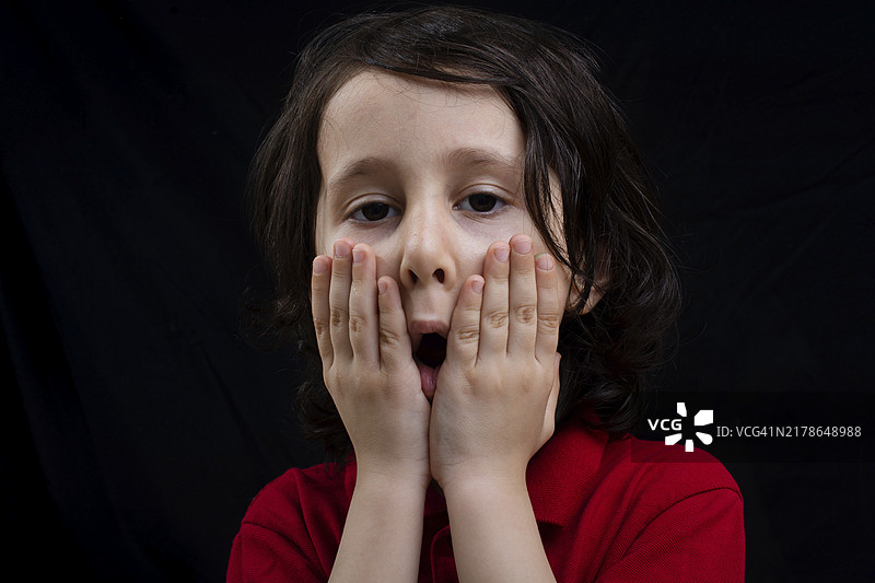 惊讶的儿童男孩，震惊的男孩图片素材