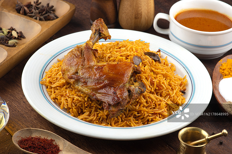 鸡肉曼迪卡布萨阿拉伯藏红花米饭图片素材