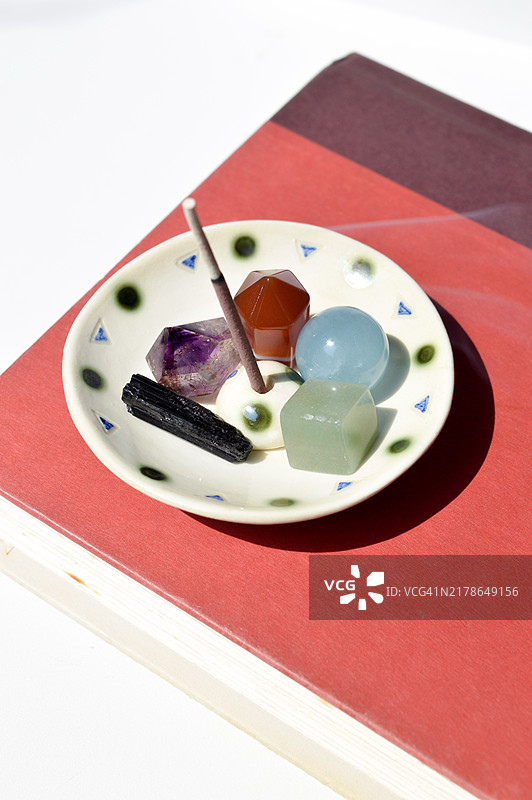 水晶疗愈：装满小水晶和焚香的水晶碗图片素材