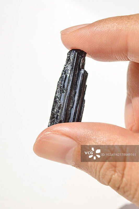 水晶疗法：原黑碧玺水晶，手持水晶图片素材