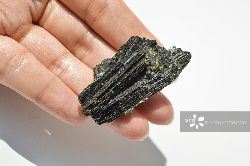 水晶疗愈：天然黑色电气石晶体图片素材