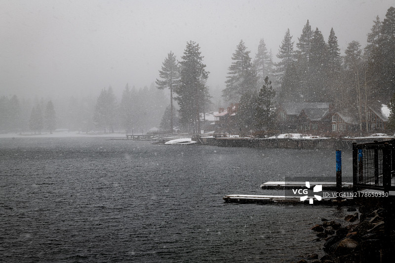 暴风雪中的唐纳湖图片素材