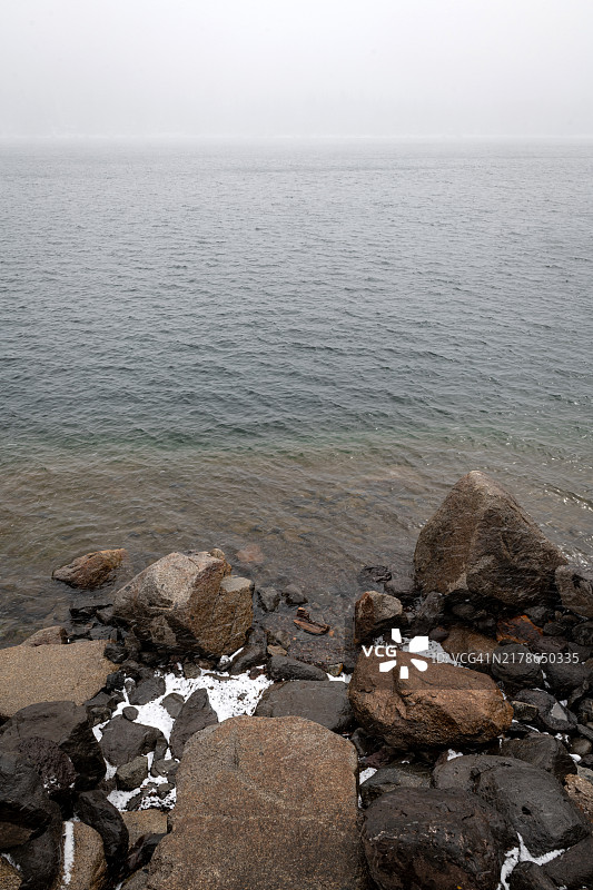 暴风雪中的唐纳湖图片素材