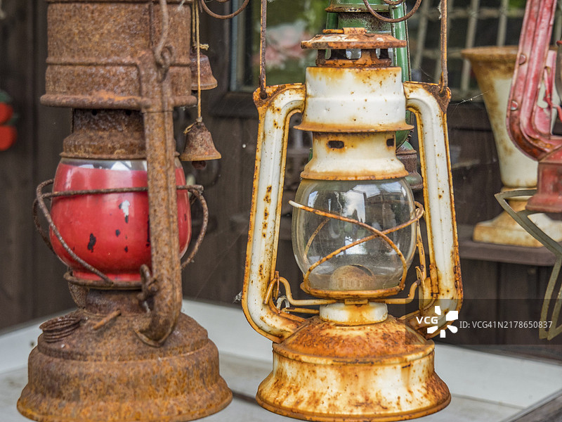 红色和白色旧式石蜡灯特写，位于德国明斯特兰图片素材