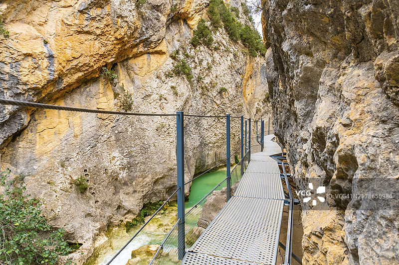 沿着阿尔克萨尔韦罗河小径的金属走道行走。比利牛斯山图片素材