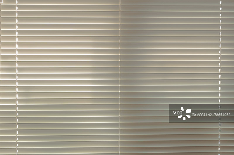 带有阴影的白色百叶窗，阳光透过窗户照射进来图片素材