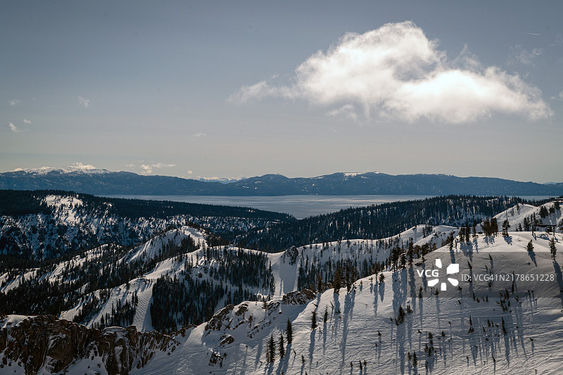 内华达山脉俯瞰塔霍湖的鸟瞰图图片素材
