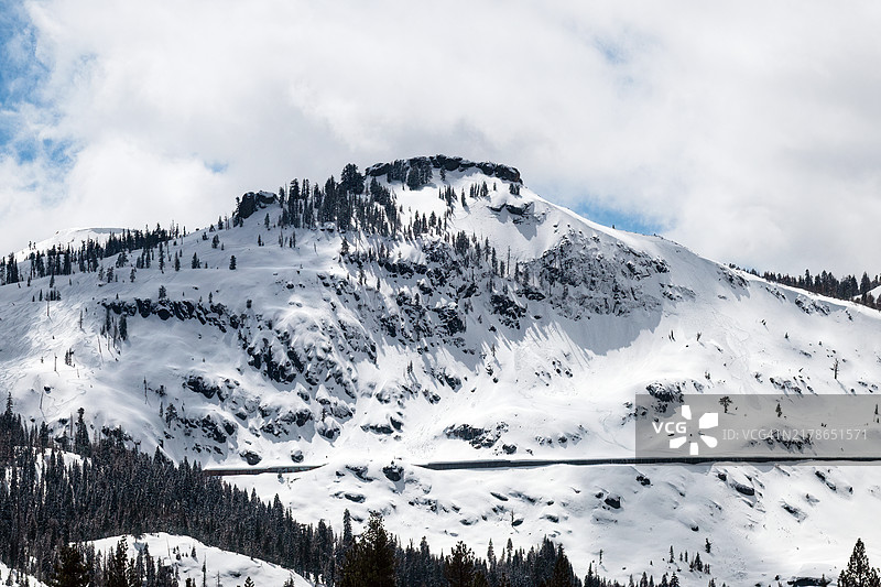冬季多纳峰的雪景图片素材