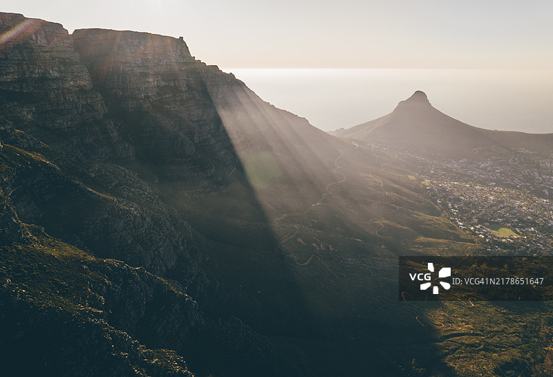 南非桌山的壮观标志性鸟瞰全景。图片素材
