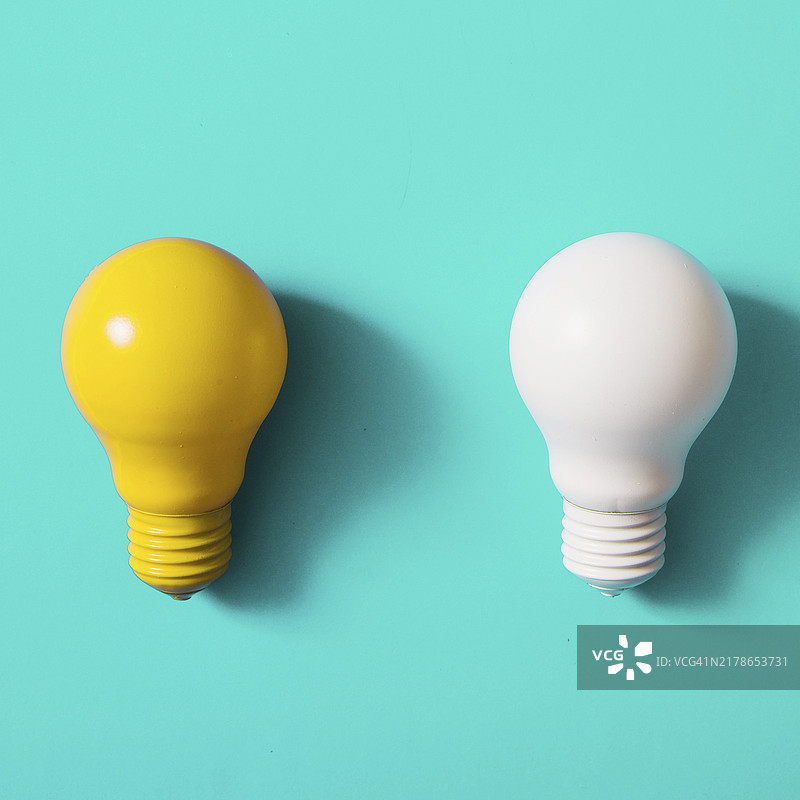 黄白色灯泡，蓝绿色背景图片素材
