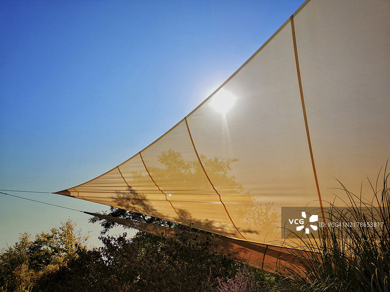 蓝天下的遮阳布图片素材