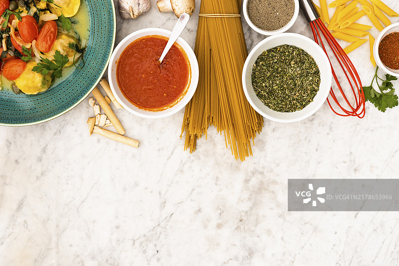 大理石纹理背景上的意大利面食材图片素材
