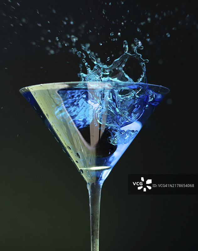具有不同口味和颜色的鸡尾酒杯及飞溅效果图片素材