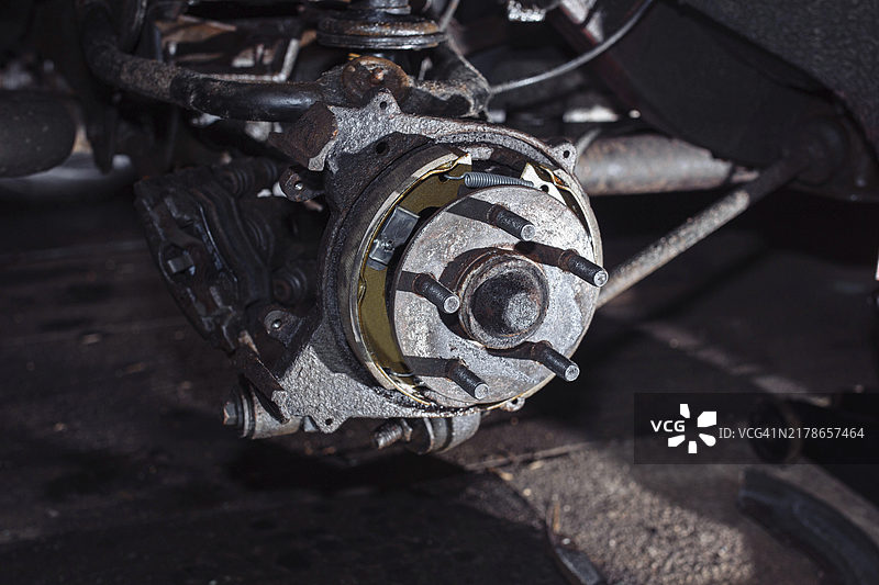 驻车制动器维修更换盘式制动片图片素材