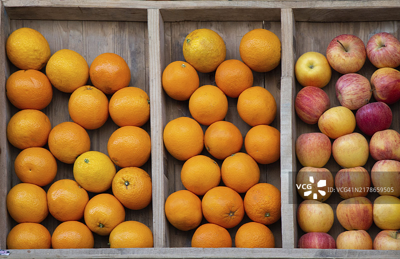 苹果和橙子的水果组合，健康食品图片素材