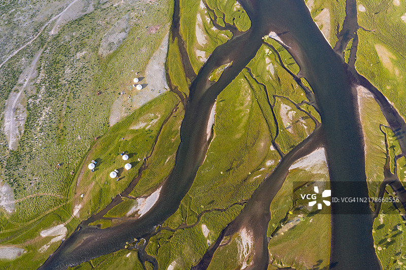 蒙古游牧民族在科布多河边的蒙古包航拍图片素材
